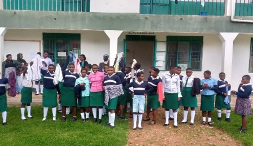 Die Schülerinnen freuen sich über die T-Shirts