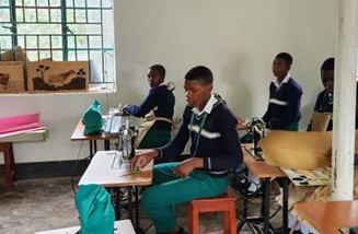 Praktisches Arbeiten an den Nähmaschinen